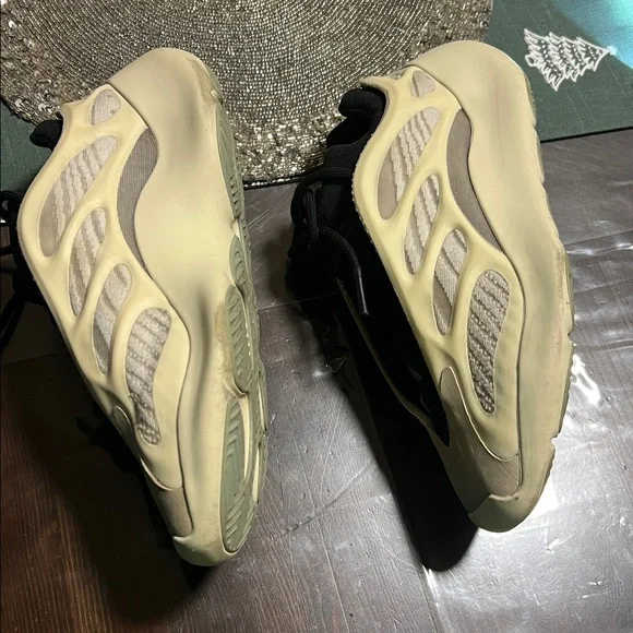 Adidas YEEZY 700 V3 Azael Black Mens Size 8 /Womens size 9 FW4980 - Picture 11 of 16
